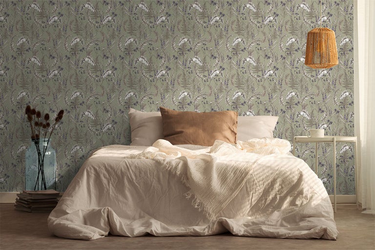 Dormitor cu pat și tapet verde cu model de plante