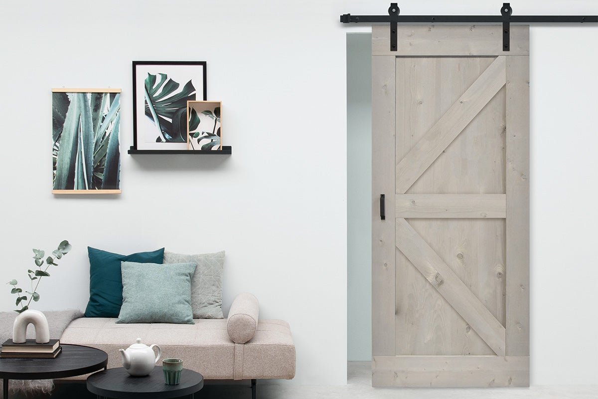 Living cu ușă glisantă din lemn și elemente decorative