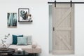 Living cu ușă glisantă din lemn și elemente decorative
