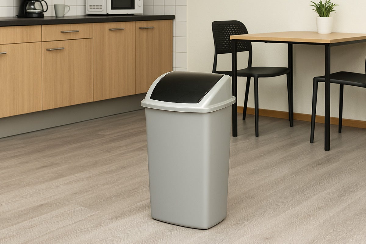 Coș de gunoi cu capac batant într-o bucătărie