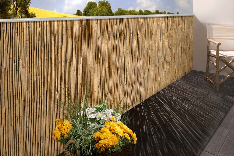 Balcon cu paravan de protecție intimitate din stuf și scaun de lemn