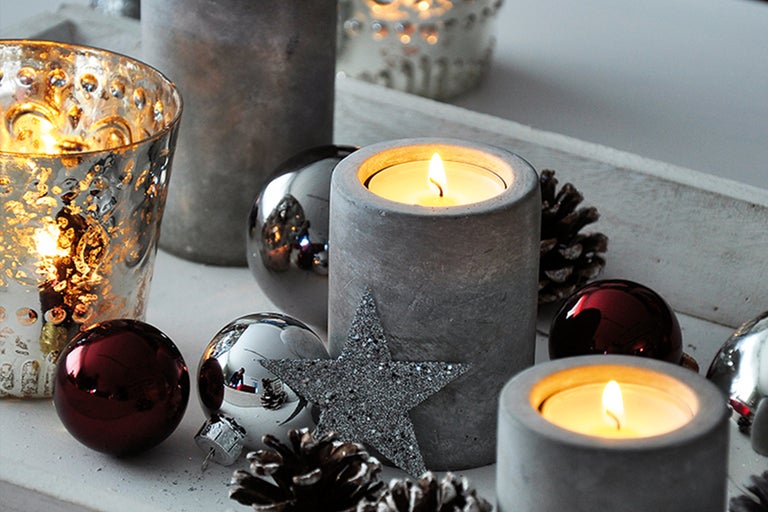 Aranjament decorativ cu lumânări, globuri de Crăciun și conuri de pin