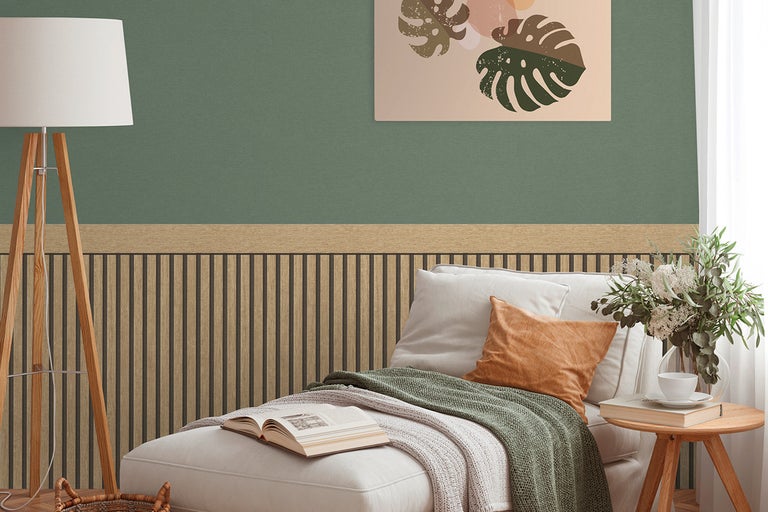 Cameră de zi cu perete verde, lambriuri din lemn, șezlong și lampă de podea