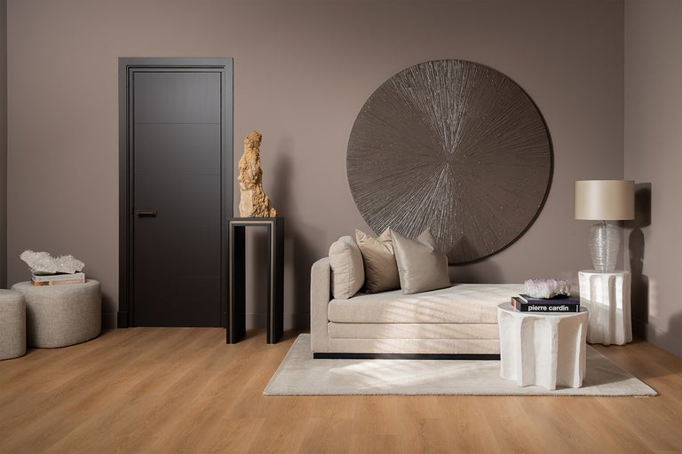 Cameră mobilată modern cu ușă, șezlong și decorațiuni