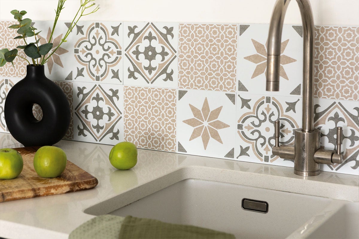 Scenă de bucătărie cu faianță în stil retro, chiuvetă și robinet