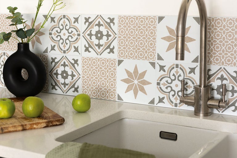 Scenă de bucătărie cu faianță în stil retro, chiuvetă și robinet