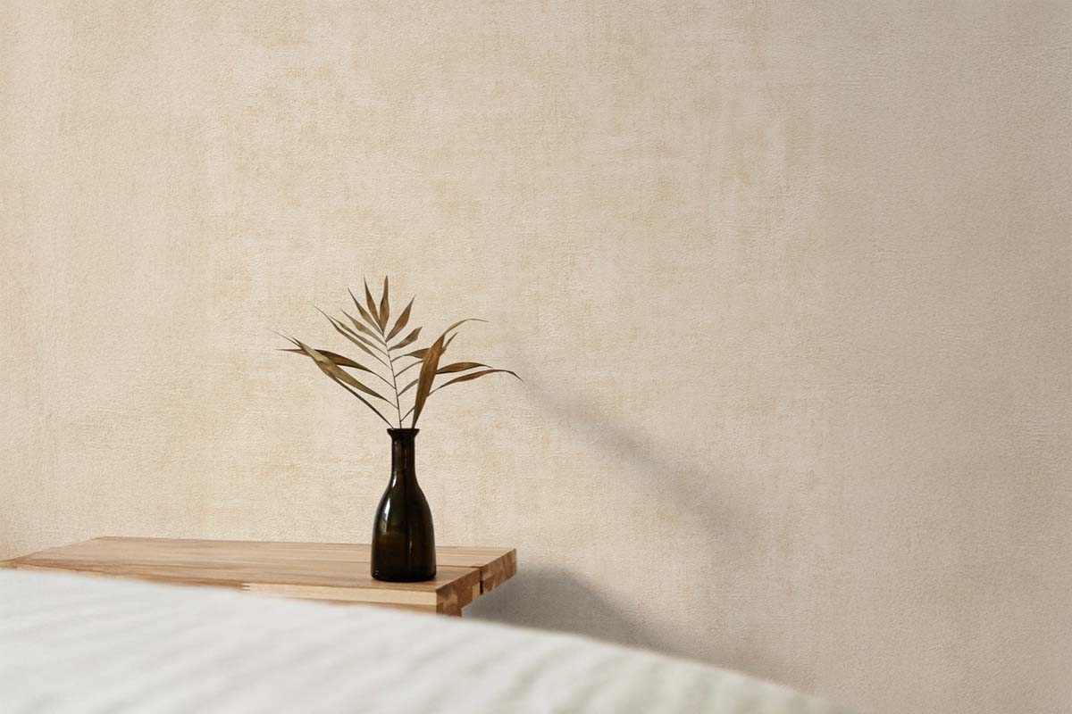 Design de perete cu structură de tencuială, masă și decorațiuni