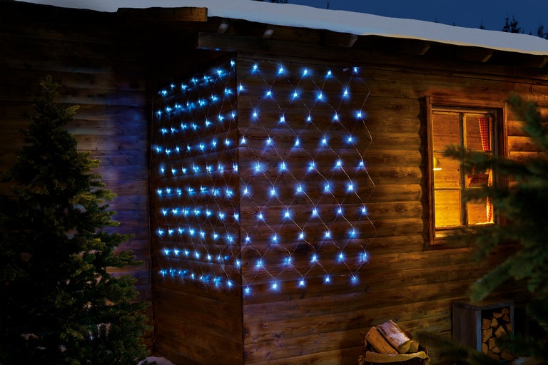 Cabana din lemn cu plasă de lumini albastre ca decorațiune