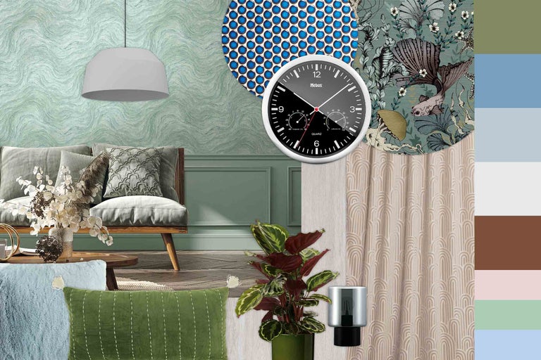 Design de living cu canapea, perne, lampă suspendată, ceas de perete, plantă de interior, decorațiuni și diverse tapete cu model