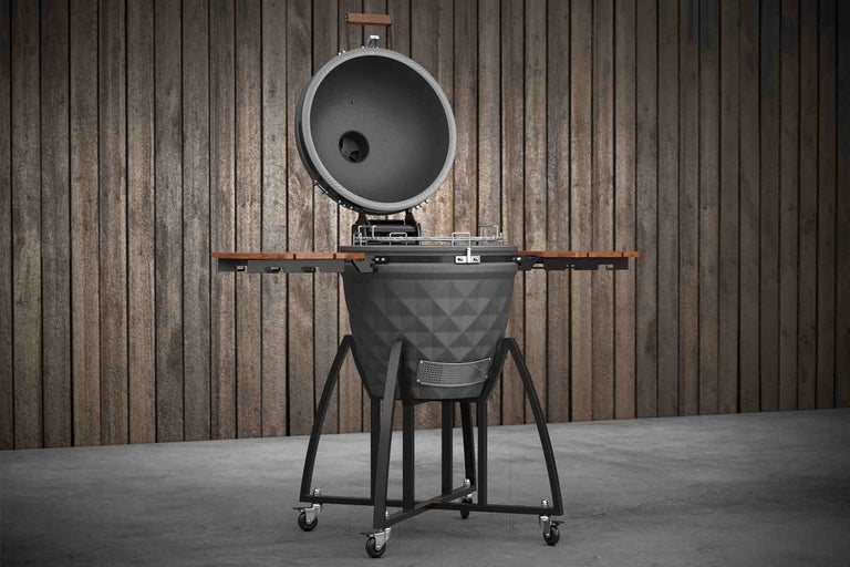 Grătar ceramic cu capac deschis și mese laterale pe roți