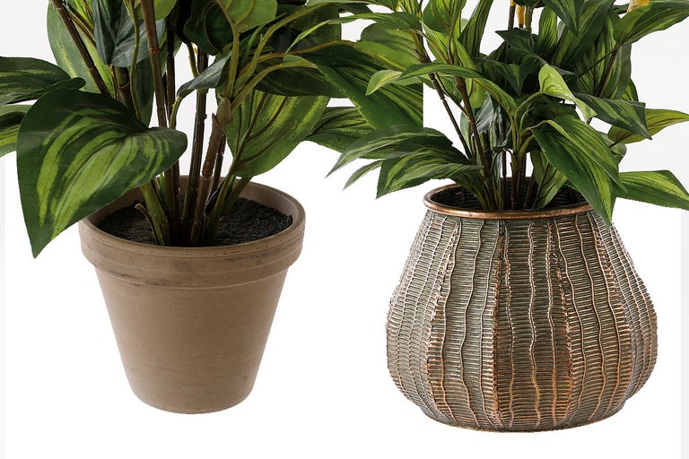 Două plante artificiale în ghivece