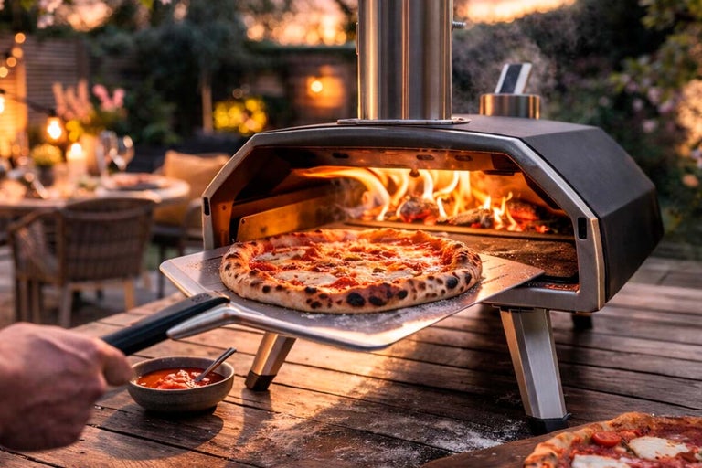 Pizza în cuptor de pizza cu foc de lemne pe o lopată de pizza