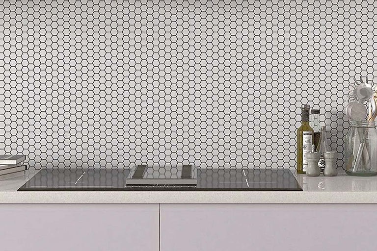 Protecție de perete pentru bucătărie cu plăci hexagonale, plită și ustensile de bucătărie