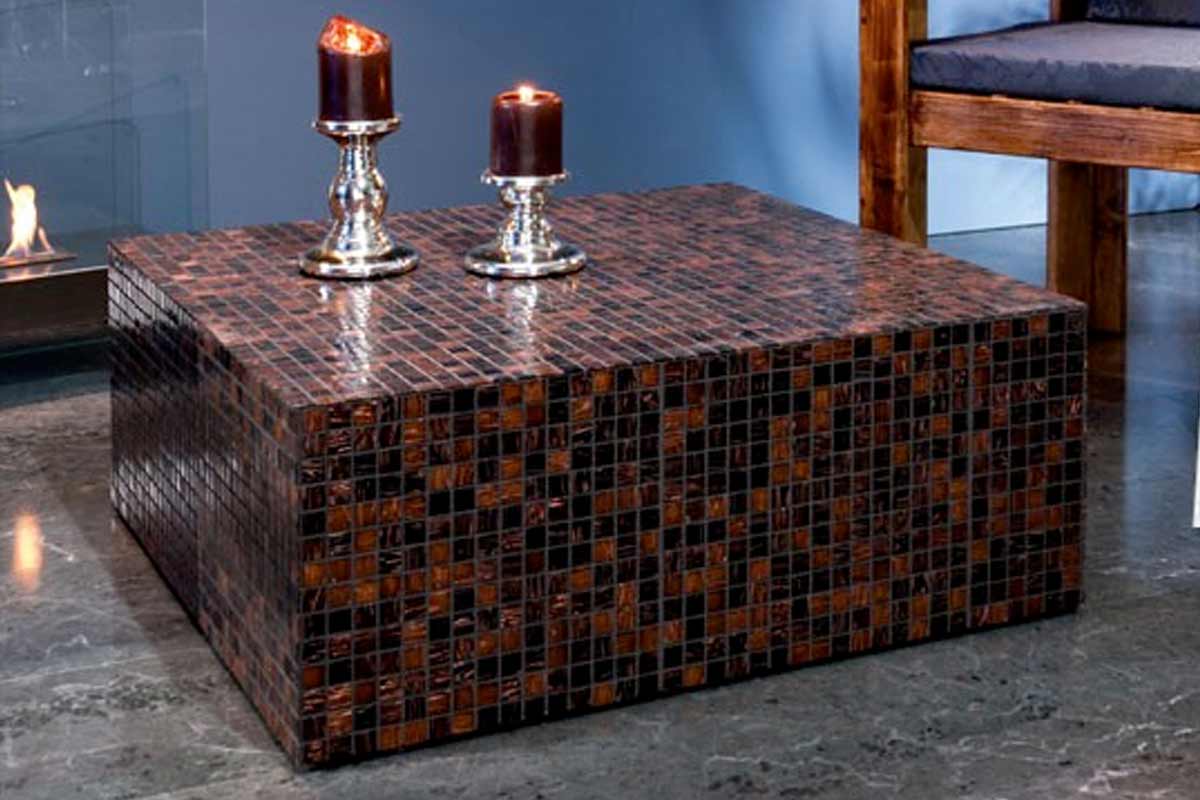 Măsuță de cafea pătrată cu mozaic și două sfeșnice