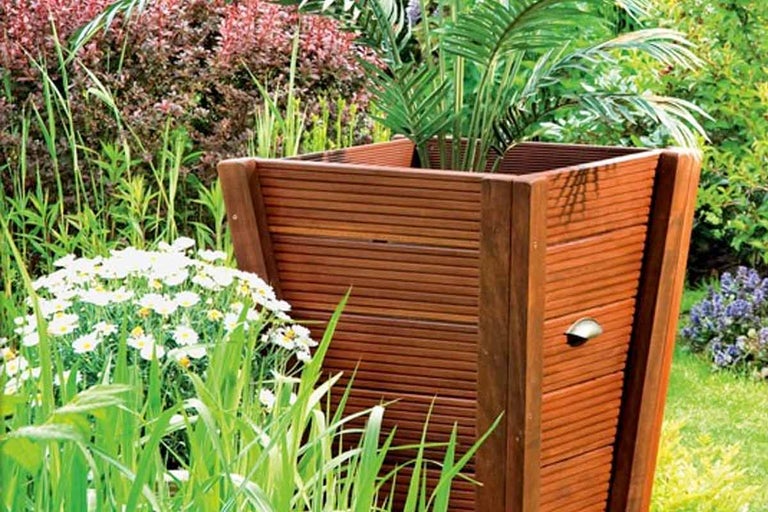Jardiniere din lemn în grădină cu plantare