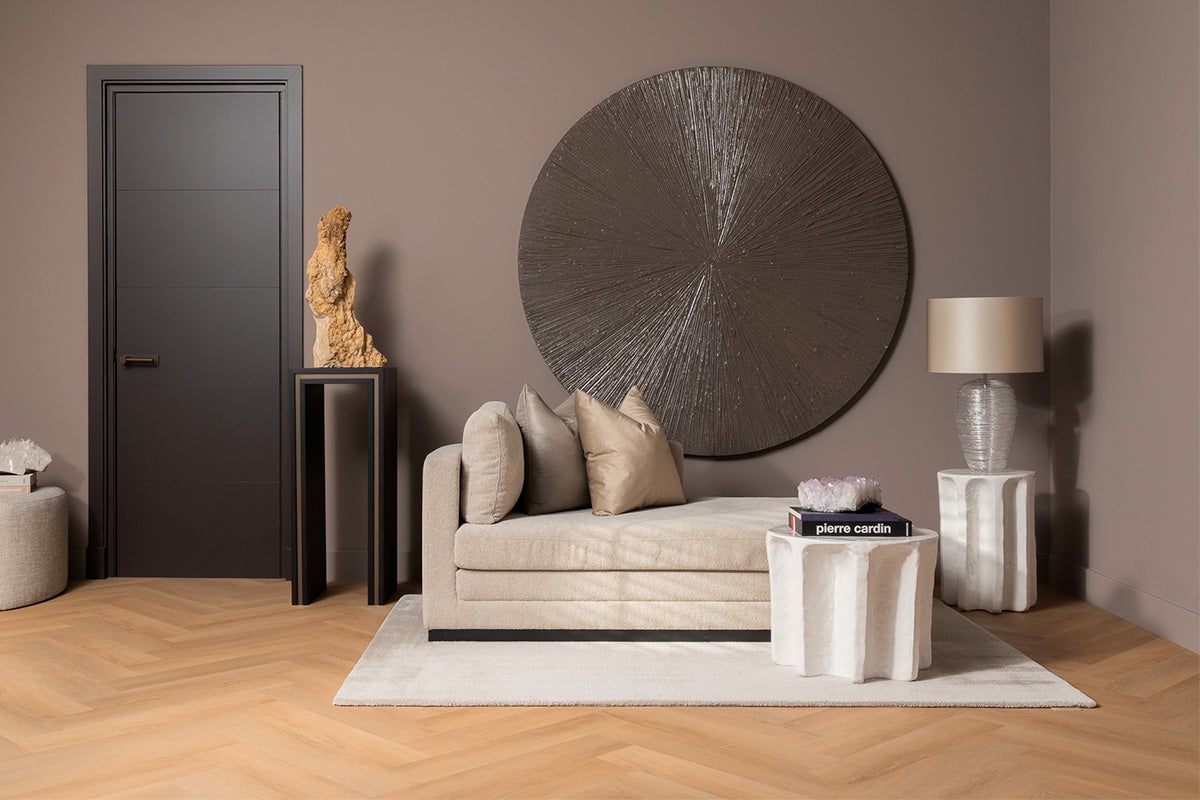 Living modern cu canapea, elemente decorative, lampă, masă și ușă