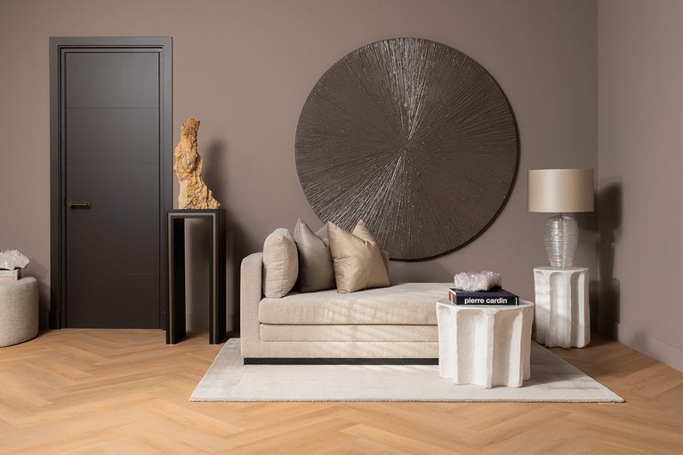 Living modern cu canapea, elemente decorative, lampă, masă și ușă