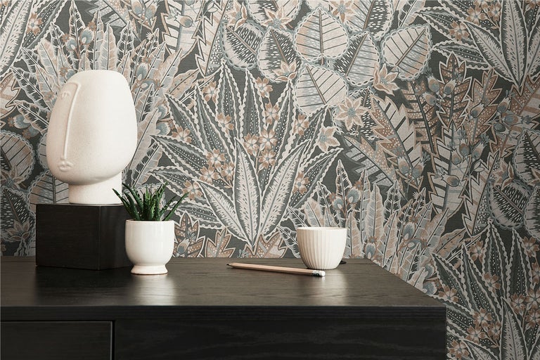 Cameră decorativă cu tapet cu model, obiect de artă și plantă