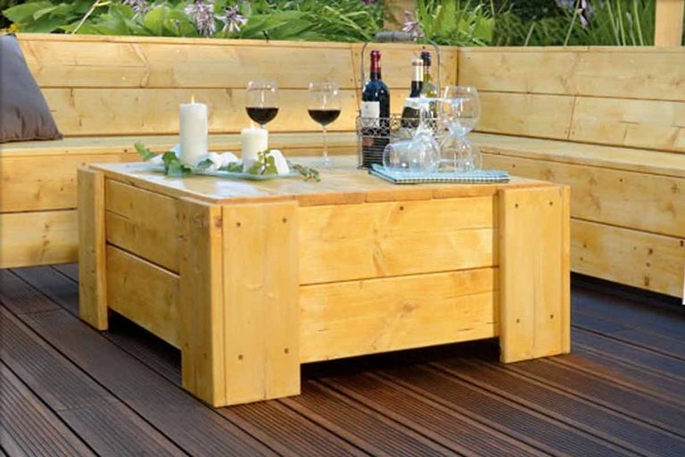 Măsuță de lemn cu băuturi și pahare în grădină