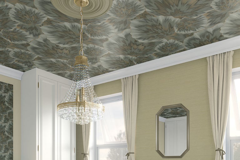 Interior cu tapet cu model, candelabru de cristal și oglindă