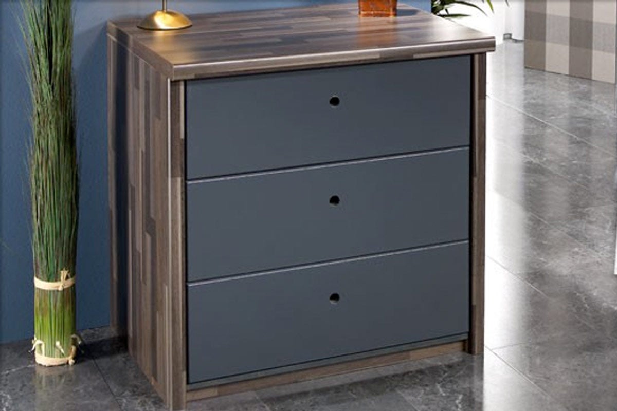 Comodă cu trei sertare în spațiul de locuit