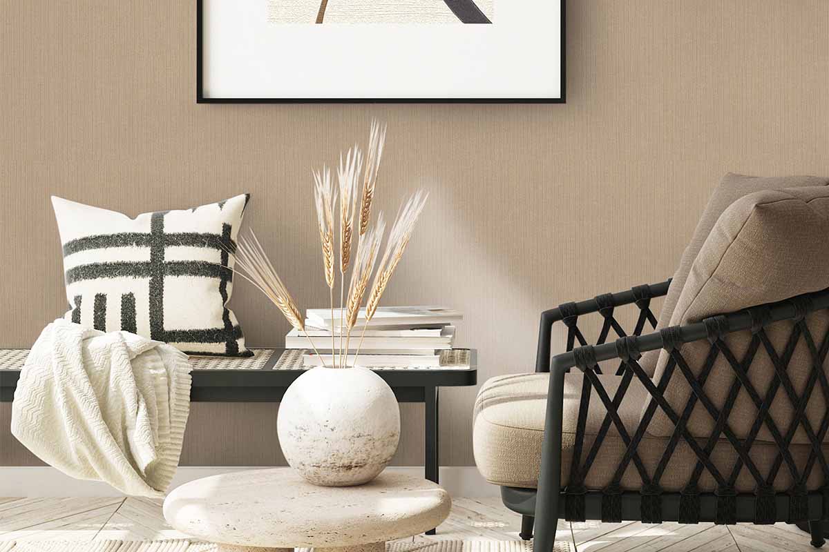 Decor de sufragerie cu fotoliu, perne, pătură și flori uscate într-o vază