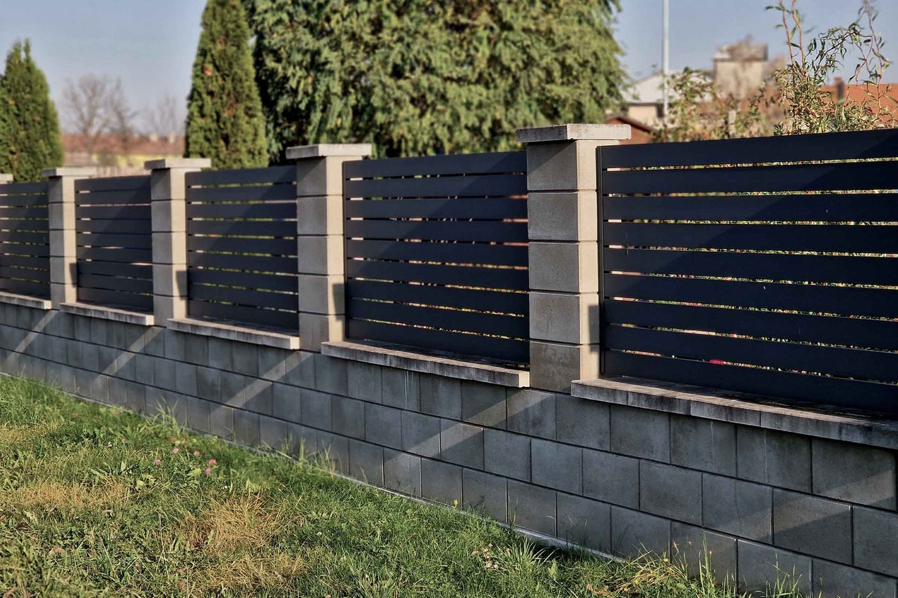 Gard modern de confidențialitate cu lamele orizontale și stâlpi de beton