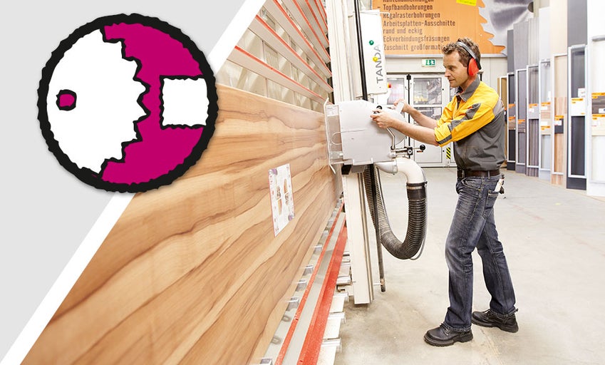 Simbol serviciu de debitare. Un bărbat operează un ferăstrău de panouri pentru tăierea materialelor lemnoase.