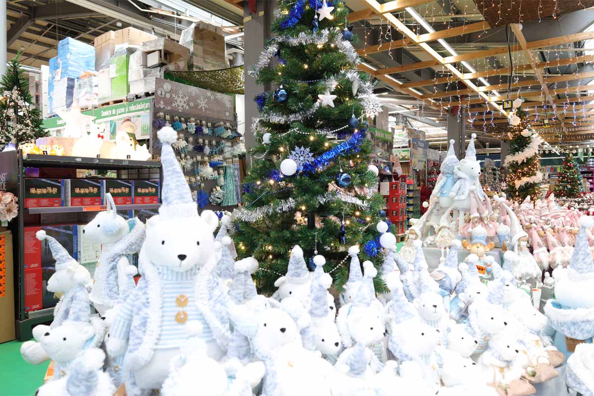 Decorațiuni de Crăciun și animale de pluș într-un magazin Hornbach