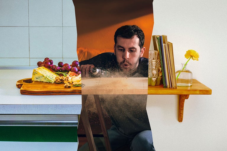 Colaj cu o scenă de bucătărie pe fund de lemn, meșter care găurește lemn și raft de perete din lemn cu cărți și o vază cu o floare.