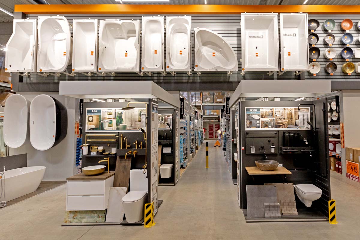 Expoziție de armături pentru baie, căzi și ceramică sanitară în magazinul de construcții și grădinărit Hornbach.