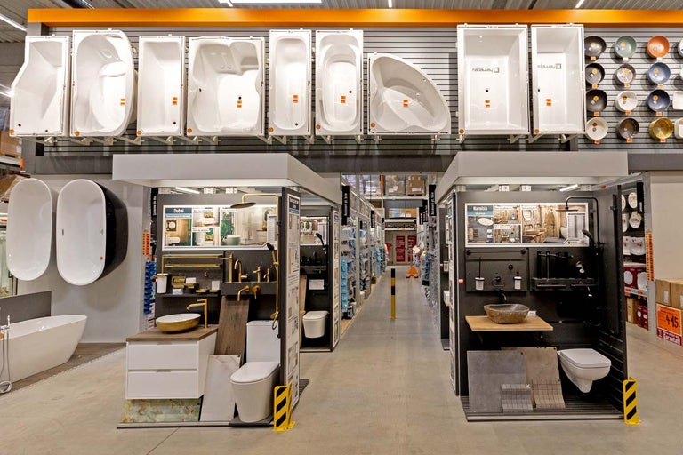 Expoziție de armături pentru baie, căzi și ceramică sanitară în magazinul de construcții și grădinărit Hornbach.