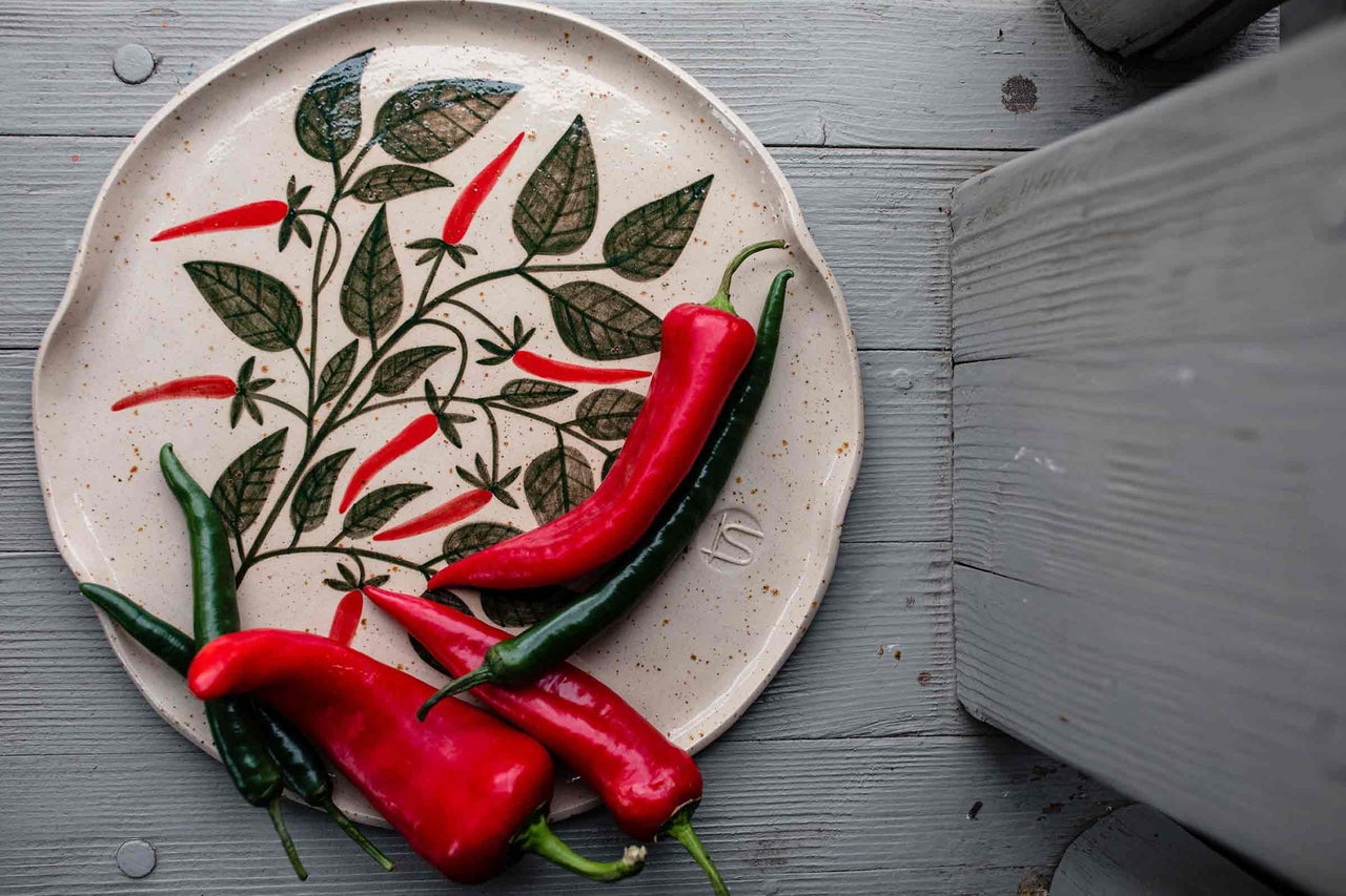 Farfurie decorativă din ceramică cu motiv chili și ardei iuți proaspeți