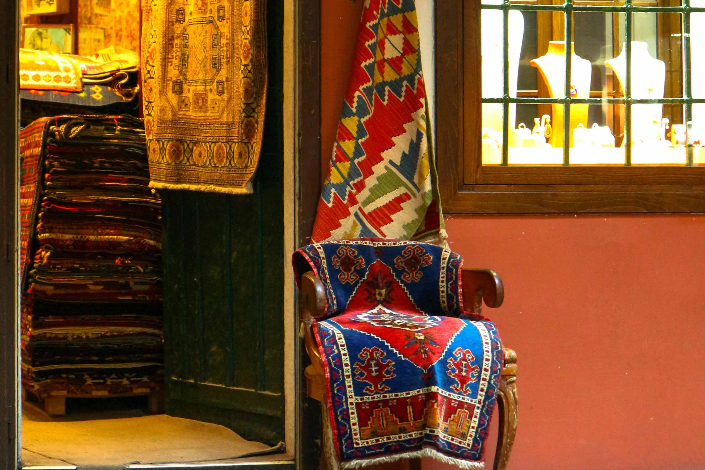 Covoare decorative expuse într-un magazin de covoare