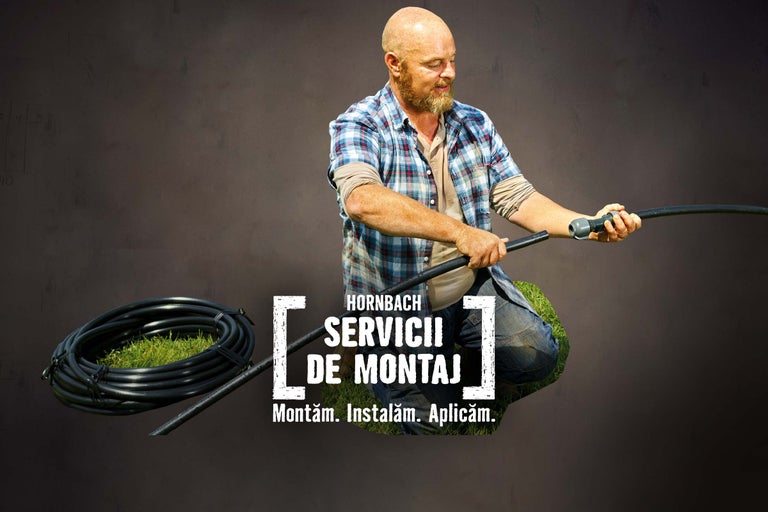 Un bărbat conectează o țeavă de irigare, cu o țeavă de irigare rulată în fundal. Serviciul de instalare Hornbach.