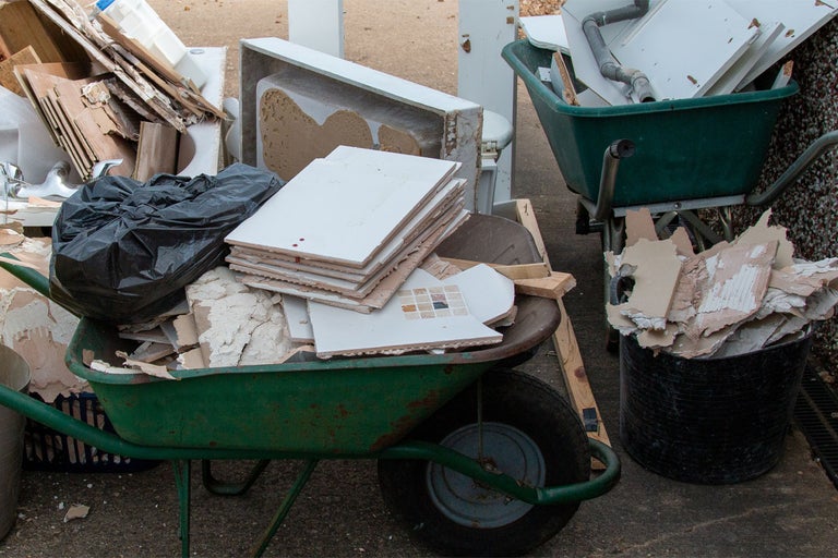 Deseuri de gips carton, tevi si bucati de tencuiala, rezultate din renovari