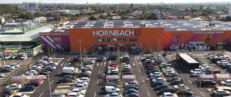 Vedere exterioară a unui magazin de bricolaj Hornbach cu parcare