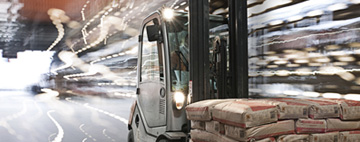 Stivuitor transportând saci de ciment