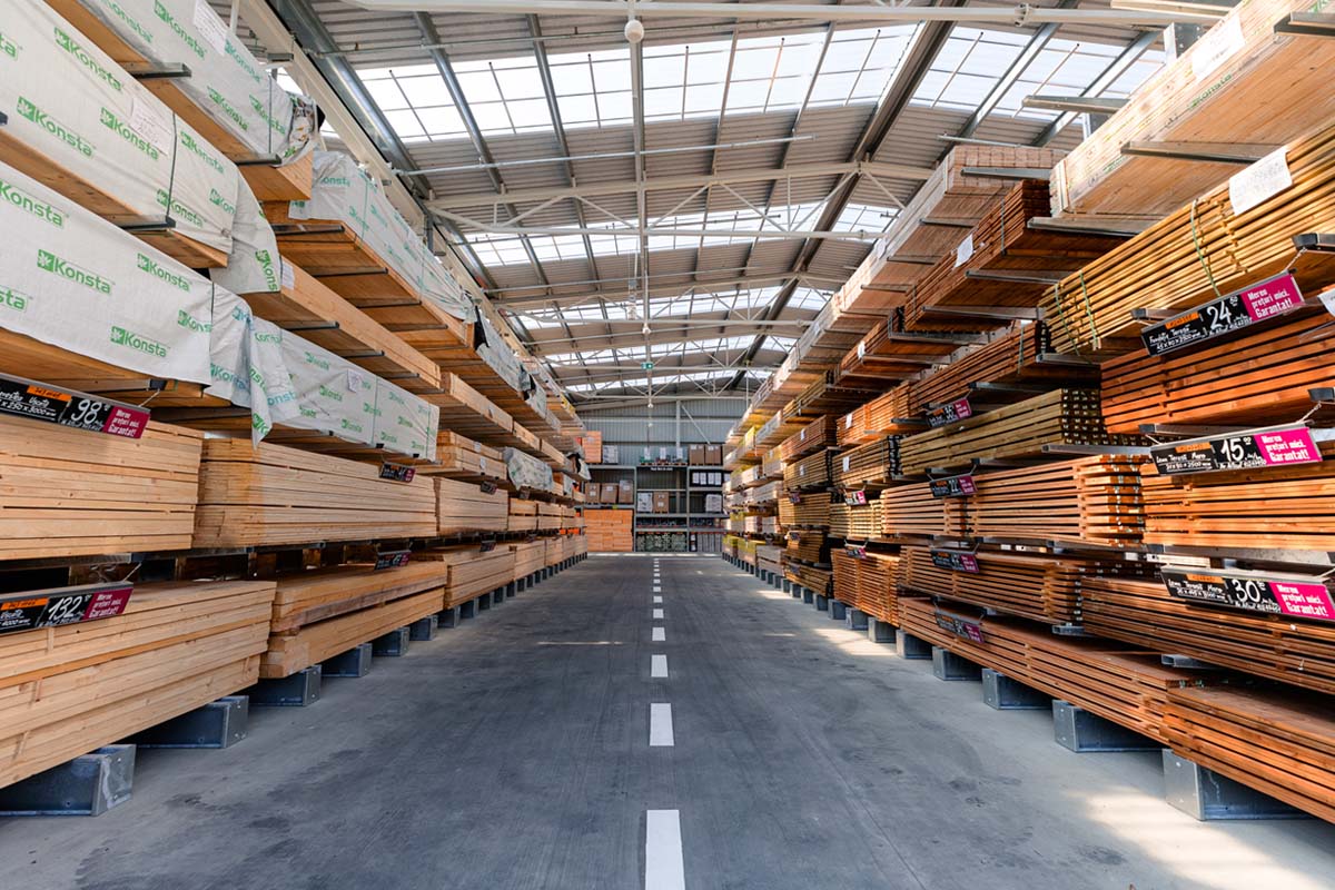 Rafturi cu produse din lemn într-un magazin Hornbach.