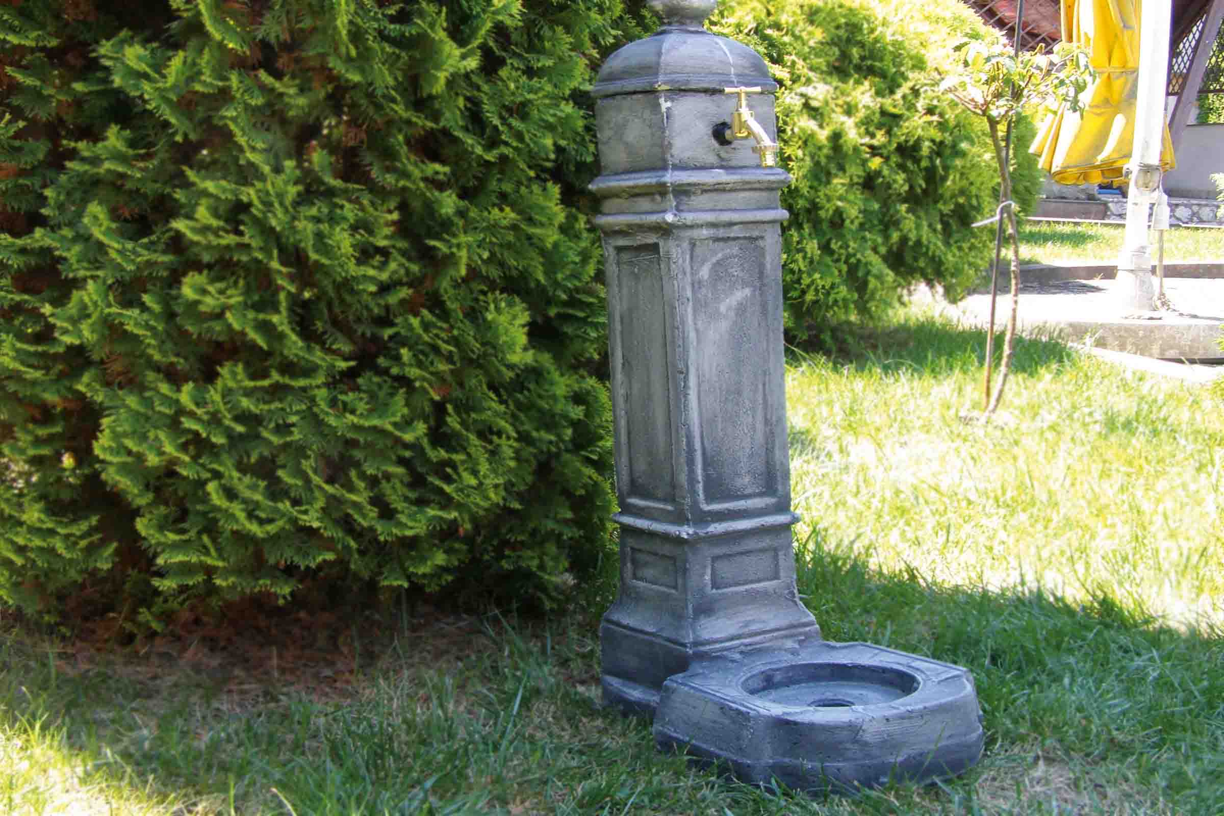 Punct de apă de grădină din piatră cu robinet în grădină