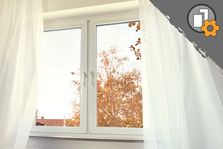 Fereastră cu perdele