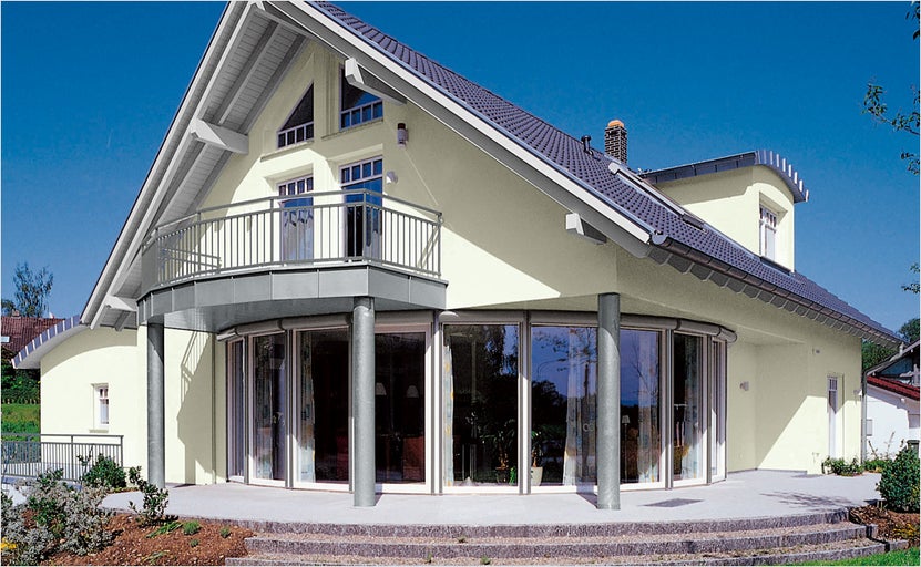 Vedere a unei case rezidențiale cu balcon și ferestre panoramice