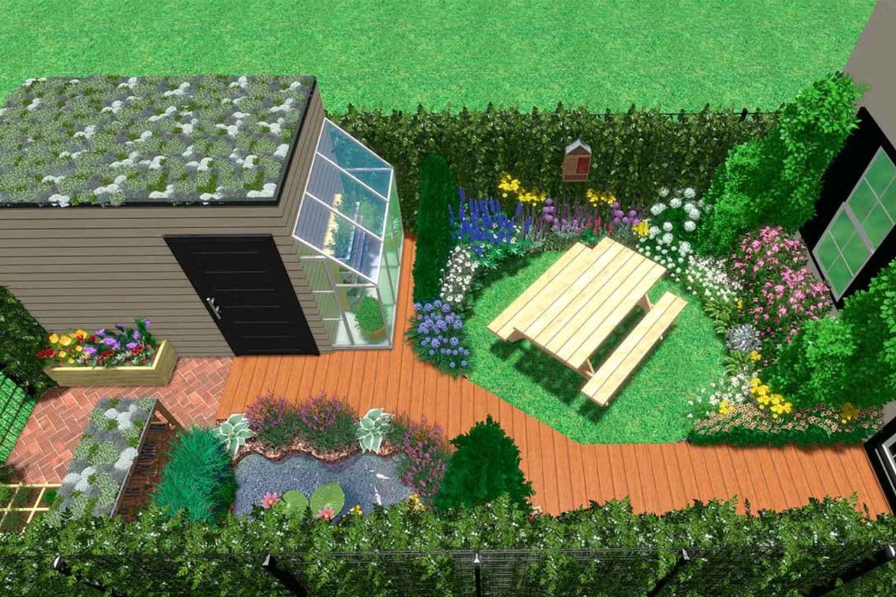 Vedere de sus a unei grădini cu căsuță de grădină, acoperiș verde, seră, terasă din lemn, iaz și masă de picnic pe gazon.