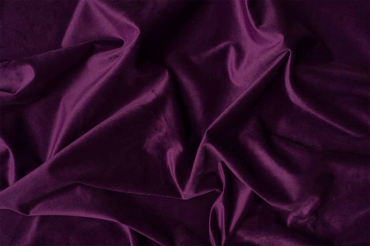 Prim-plan cu o țesătură de catifea violetă