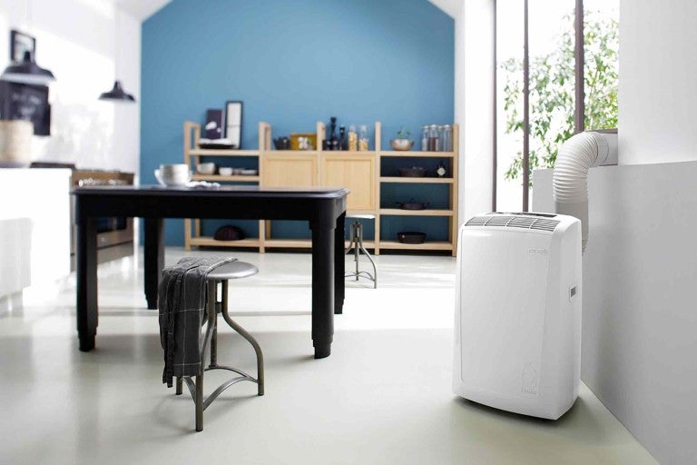 Interior cu aer condiționat, masă și raft