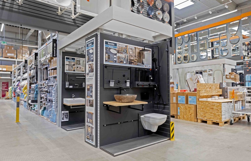 Expoziție de armături și accesorii pentru baie în magazinul Hornbach.