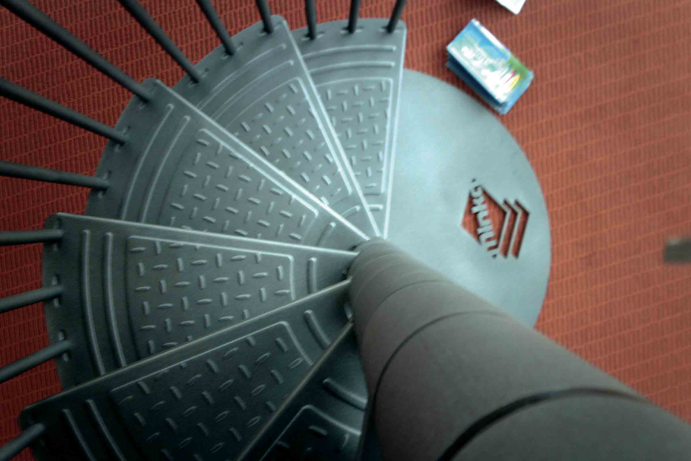 Vedere de sus a unei scări spiralate