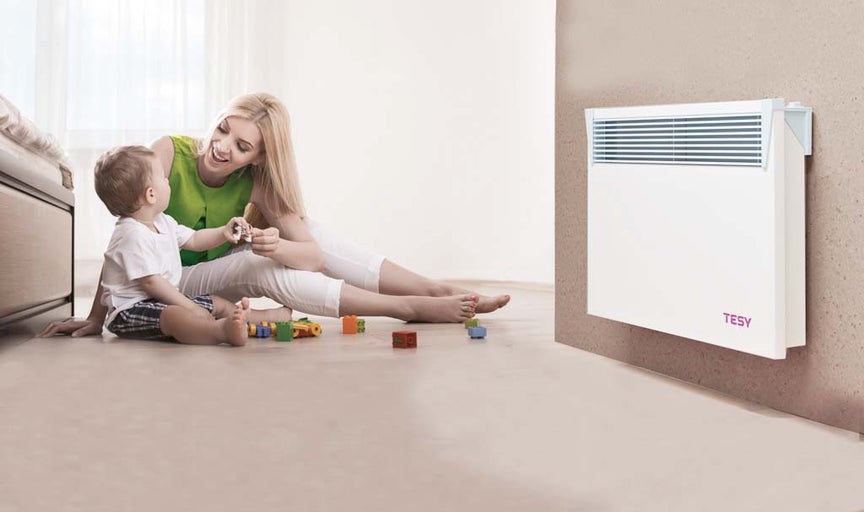 Scenă de locuință cu o femeie și un copil care se joacă lângă un radiator Tesy montat pe perete
