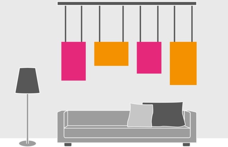 Cameră de zi cu lampă suspendată, canapea și lampă de podea