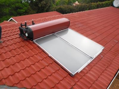 Sistem solar pentru încălzirea apei pe un acoperiș